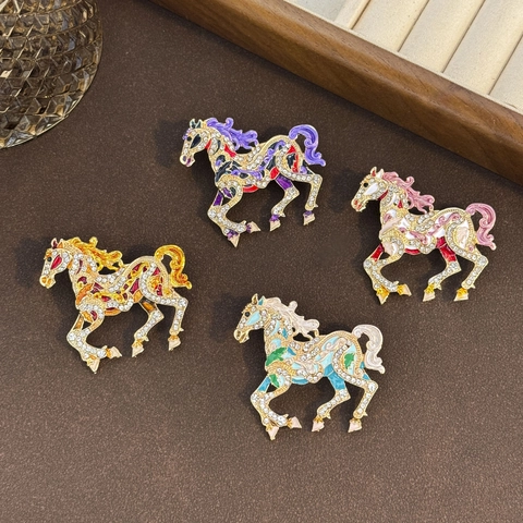Vintage Alloy Rhinestone Horse Brooch For Women Enameled Pony Animal Pin Sweet Elegant Clothing Accessories Jewelry Gift