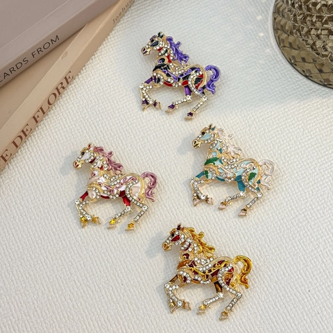 Vintage Alloy Rhinestone Horse Brooch For Women Enameled Pony Animal Pin Sweet Elegant Clothing Accessories Jewelry Gift