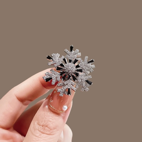 Rotating Snowflake Brooch Elegant Alloy Rhinestone Crystal Pin For Women Wedding Party Luxury Winter Suit Dress Accessory