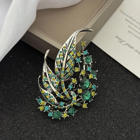 Vintage Alloy Hollow Leaf Brooch For Women Elegant Multi Color Rhinestone Inlaid Crystal Pin For Sweaters Coats Jewelry Gift