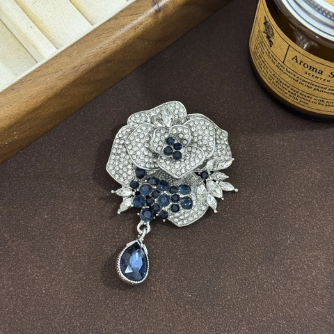 Elegante Legierung Silber Blau Rose Brosche Mit Strass Kristall Tränenanhänger Blumen Nadel Für Damen Bankett Schmuck Zubehör