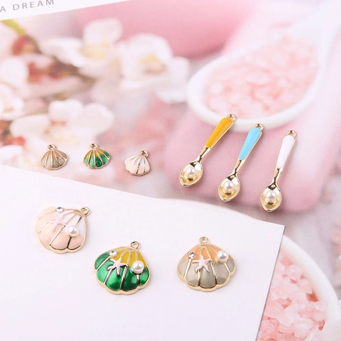 Dijes de Aleación de Esmalte en Forma de Concha y Cuchara para la Fabricación de Joyas DIY Colgantes con Perla Artificial y Strass para Pendientes Pulseras Collar Materiales de Artesanía