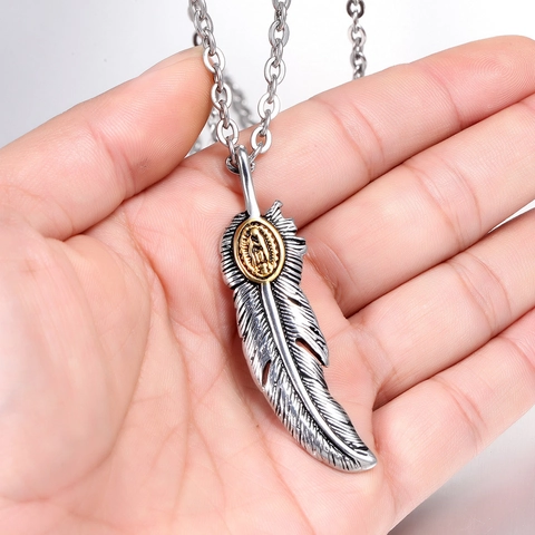 Collana con Pendente a Piuma in Acciaio Inossidabile Rétro Giapponese per Uomo Donna Gioielli Medaglione Religioso Street Punk