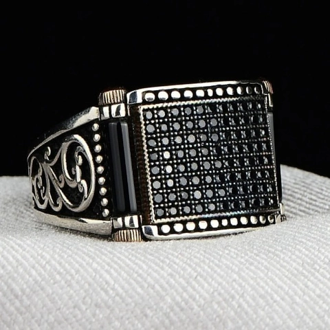 Vintage Men's Black Rhinestone Alloy Ring Dominating Totem Gear Design Square Surface Electroplated Punk Style Finger Ring