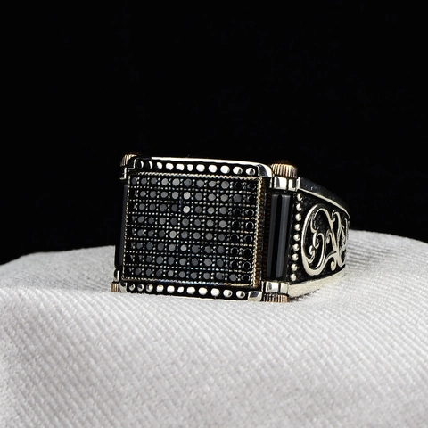 Vintage Men's Black Rhinestone Alloy Ring Dominating Totem Gear Design Square Surface Electroplated Punk Style Finger Ring