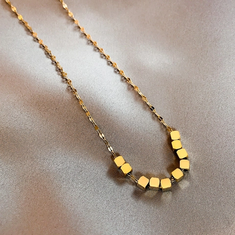 Collier Pendentif Petit Cube en Acier au Titane pour Femme Luxe Léger Chaîne de Clavicule Géométrique Chaîne à Lèvres en O Bijoux Minimalistes