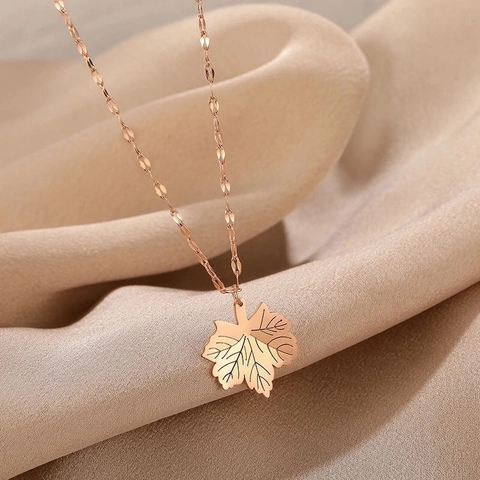 Titanium Steel Maple Leaf Pendant Necklace For Women Elegant Clavicle Chain Minimalist Jewelry Gold Silver Rose Gold Necklaces