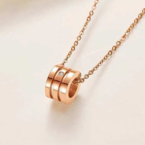 Collier Pendentif Petite Taille en Acier Titane pour Femme Or Rose Plaque Or Strass Unique Chaine Clavicule Bijoux