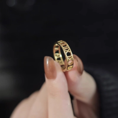 Anello in Acciaio al Titanio con Numeri Romani Traforati per Uomo Donna Placcato Oro Argento Stile Freddo Minimalista Gioielli Regalo