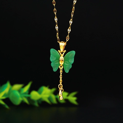Elegante Collana con Ciondolo a Farfalla in Acciaio al Titanio Placcato Oro Per Donna Con Nappa in Giada Artificiale Verde Gioielli