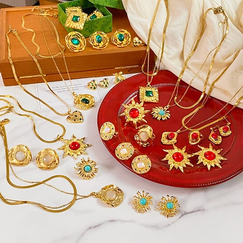 Vintage Titanium Steel Rhinestone Jewelry Set For Women Layered Snake Chain Sunflower Heart Pendant Necklace Earrings Ring Set