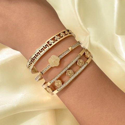 Vintage Titanium Staal Vergulde Bloem Manchet Armring Voor Vrouwen Holle Meander Klaver Strass Mode Sieraden Armband