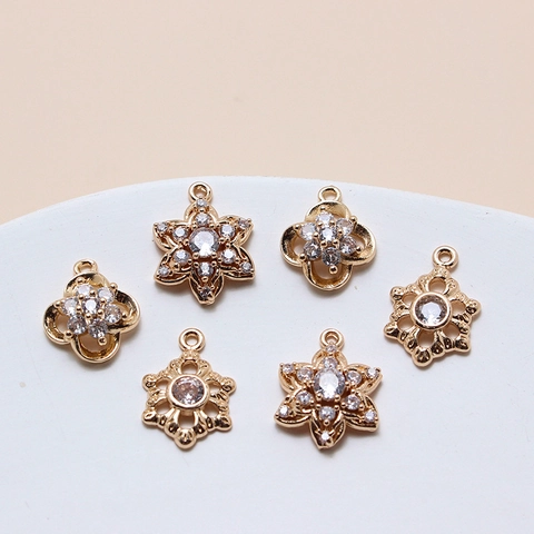 Pendentifs DIY en Cuivre avec Zirconia Forme de Fleur Plaqué Or Lotus Trèfle Accessoires de Bijouterie pour Collier Bracelet Boucles