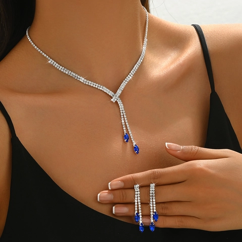 Parure de Bijoux Luxueuse en Cuivre Plaqué Argent Collier en Strass Floraux et Boucles d'Oreilles Pendantes Assorties pour Mariage Fête Femme Accessoires de Soirée