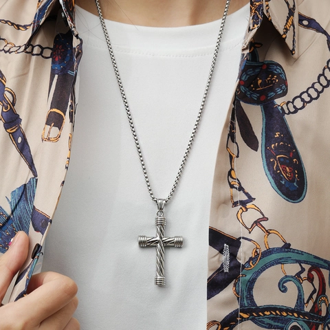 Collier Pendentif Croix en Acier Inoxydable Vintage Hommes Punk Texture Spirale Torsadée Bijoux Hip Hop Cadeau