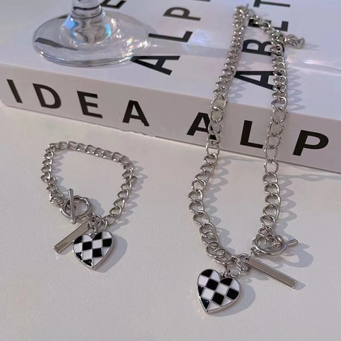 Collar y Pulsera con Colgante de Corazón de Tablero de Ajedrez de Aleación de Zinc Vintage para Mujer Estilo Ins Cierre OT Color Plata Joyas