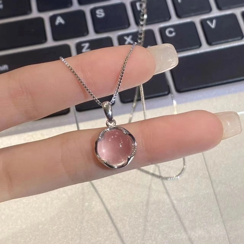 Collier Pendentif Calcédoine Ronde Minimaliste pour Femmes Chaîne de Clavicule en Alliage de Zinc Accessoire de Bijoux de Mode pour l'Été Quotidien