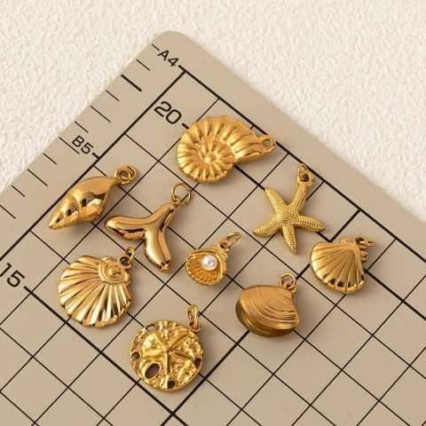 Collana con Ciondolo Serie Oceano in Acciaio Inossidabile per Donna Placcata Oro 18K Conchiglia Stella Marina Gioielli
