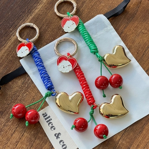 Charm per Borsa in Corda Intrecciata di Moda Ciondolo a Cuore in Rame e Ciliegia Portachiavi Fatto a Mano per Decorazione Borsa Donna