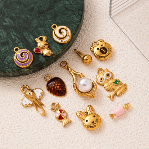 Collana con Ciondolo a Forma di Coniglio e Conchiglia in Acciaio Inossidabile Placcato Oro 18K Perla Artificiale Strass Accessorio Gioielli Fai da Te
