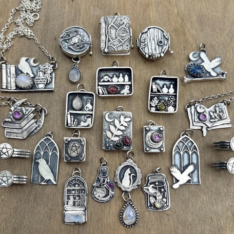 Collana con Pendente a Forma di Libro Magico e Bottiglia Vintage in Acciaio Inossidabile Gioielli Gotici con Corvo e Luna per Uomo e Donna