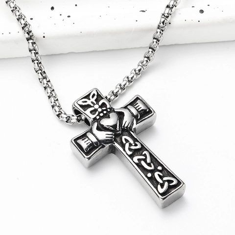Collana con Pendente a Croce Celtica Claddagh in Acciaio Inossidabile Vintage per Uomo Gioielli Religiosi Cristiani Gotici con Mani Cuore e Corona