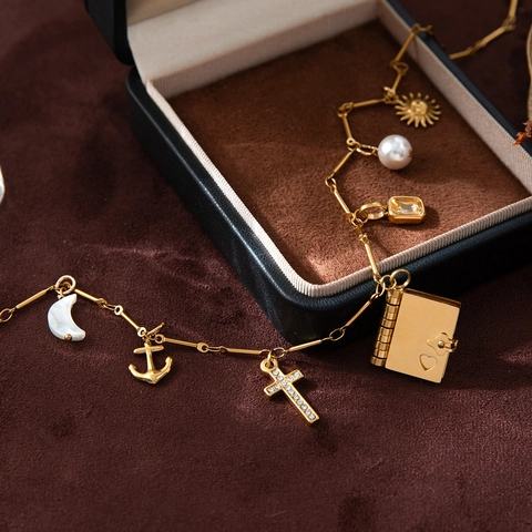 Collana Vintage in Acciaio Inossidabile Placcato Oro 18K con Ciondoli Multipli Sole Perla Artificial Croce Libro Ancora Luna Donna