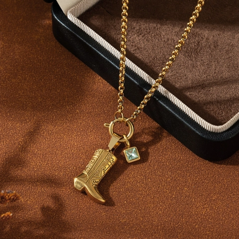 Collana con Pendente a Forma di Stivale da Cowboy in Acciaio Inossidabile Placcato Oro 18K Retro con Strass Verde Chiaro