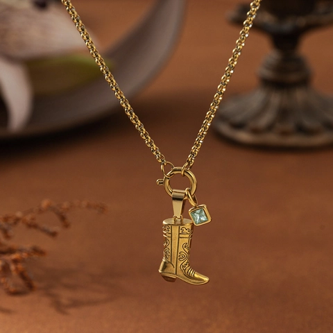 Collana con Pendente a Forma di Stivale da Cowboy in Acciaio Inossidabile Placcato Oro 18K Retro con Strass Verde Chiaro