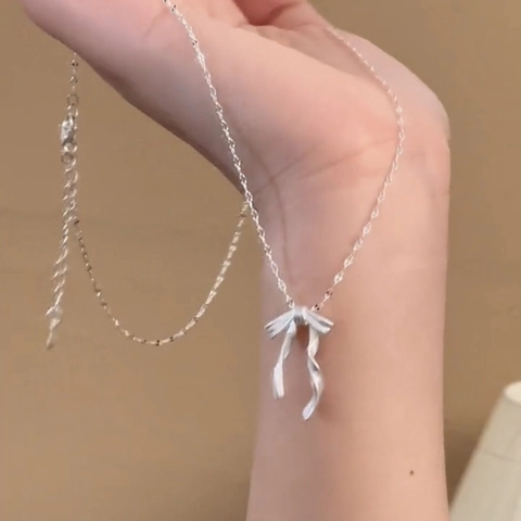 French Style 3D Ribbon Bow Pendant Necklace For Women Zinc Alloy Silver Plated Streamer Clavicle Chain Jewelry Gift