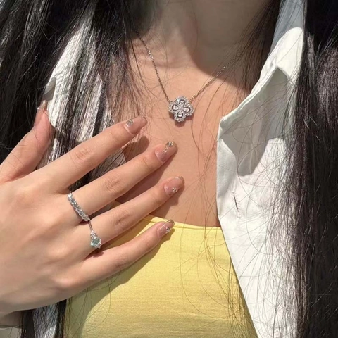 Zinc Alloy Rhinestone Clover Pendant Necklace For Women Elegant Flower Shape Clavicle Chain Jewelry Accessory For Everyday Wear Gift