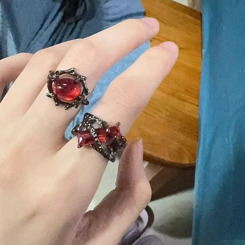Anillo Gótico Oscuro Retro Con Gema Roja para Hombre Mujer Punk Aleación de Zinc Textura de Espinas Hueco Geométrico Personalidad Ajustable Joyería