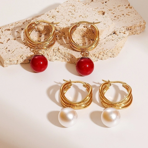 Titanstahl Dreifach Creolen Ohrhänger Für Damen Elegante Rote Perle Weiße Künstliche Perle Einfacher Geometrischer Modeschmuck