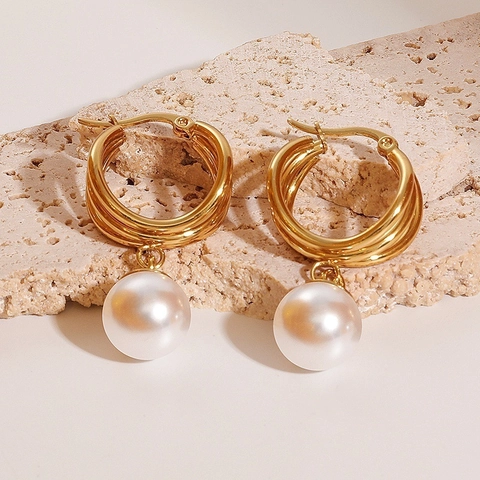 Titanstahl Dreifach Creolen Ohrhänger Für Damen Elegante Rote Perle Weiße Künstliche Perle Einfacher Geometrischer Modeschmuck