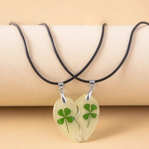 Collana Puzzle a Cuore Luminosa per Coppie Quadrifoglio Fiore Secco Acrilico Resina Ciondolo Gioielli Quadrifoglio Portafortuna per San Valentino