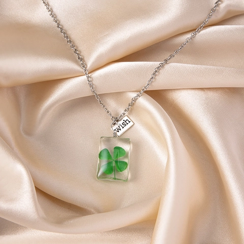 Creative Resin Dried Flower Necklace Transparent Lucky Four-Leaf Clover Specimen Pendant Necklace With Wish Metal Tag For Women Jewelry Gift