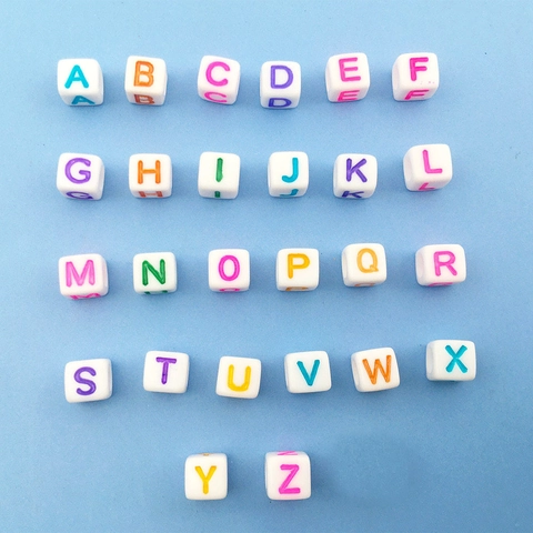 Cuentas de Alfabeto Cuadradas de Acrílico Base Blanca Letras Coloridas Negras Cuentas de Cubo para Hacer Joyas DIY Pulseras Artesanías Educativas