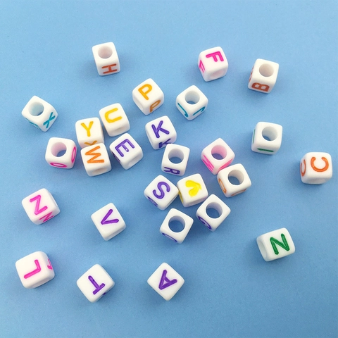 Cuentas de Alfabeto Cuadradas de Acrílico Base Blanca Letras Coloridas Negras Cuentas de Cubo para Hacer Joyas DIY Pulseras Artesanías Educativas