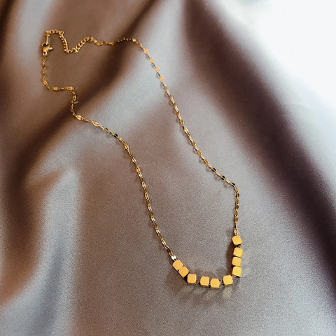 Collier Pendentif Petit Cube en Acier au Titane pour Femme Luxe Léger Chaîne de Clavicule Géométrique Chaîne à Lèvres en O Bijoux Minimalistes