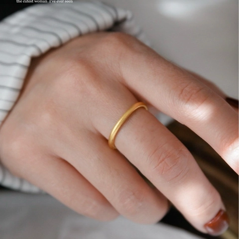 Anillo Minimalista de Acero de Titanio Chapado en Oro para Mujer Mate Esmerilado Pulido Banda Simple Joyería de Moda