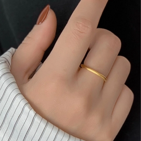 Anillo Minimalista de Acero de Titanio Chapado en Oro para Mujer Mate Esmerilado Pulido Banda Simple Joyería de Moda