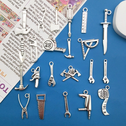 Breloques Pendentifs Outils en Alliage de Zinc Argent Antique Marteau Scie Clé Règle Tournevis Forme DIY Accessoires de Bijouterie pour Collier Bracelet Artisanat