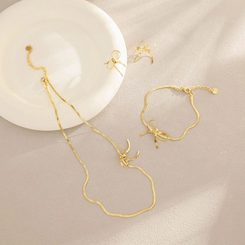Élégant Collier en Acier Inoxydable Doré avec Nœud Papillon et Chaîne en Os de Serpent pour Femme Bijou Minimaliste