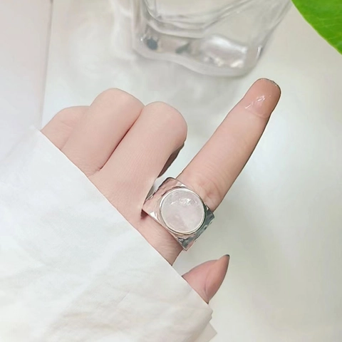 Anillo Abierto Ajustable de Banda Ancha con Textura Martillada para Mujer Anillo de Cobre con Cristal Incrustado Minimalista Joyería
