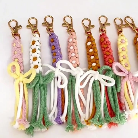 Portachiavi a Forma di Margherita in Corda di Cotone Intrecciata a Mano Chiusura a Moschettone in Lega Fiocco Nappina Ciondolo Borsa