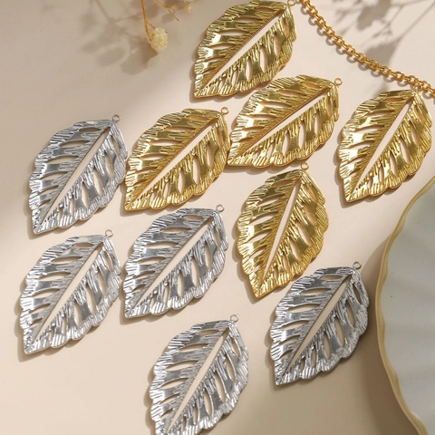 Ciondolo a Foglia in Acciaio Inossidabile per Creazione Gioielli Fai-da-te Design Traforato Texture Pianta per Collana