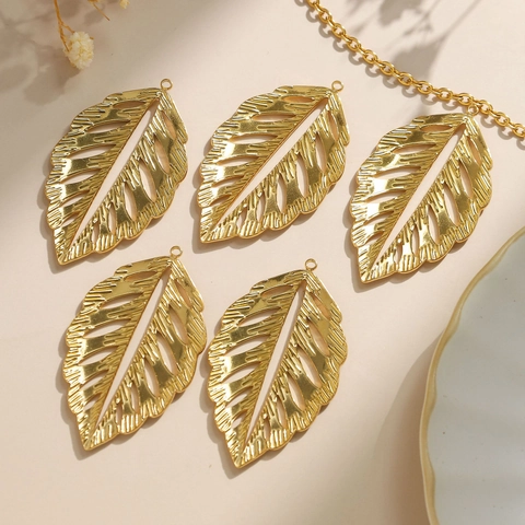 Ciondolo a Foglia in Acciaio Inossidabile per Creazione Gioielli Fai-da-te Design Traforato Texture Pianta per Collana