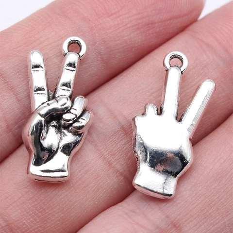 Ciondolo Gesto Yeah in Lega di Zinco Argento Antico Retro Segno V Vittoria a Forma di Mano per Creazione Gioielli Fai da Te