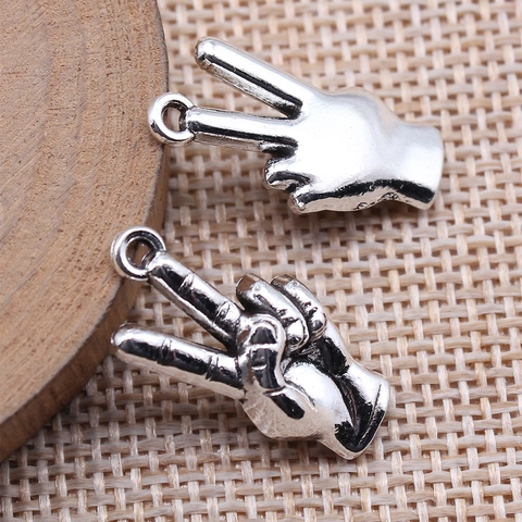Ciondolo Gesto Yeah in Lega di Zinco Argento Antico Retro Segno V Vittoria a Forma di Mano per Creazione Gioielli Fai da Te