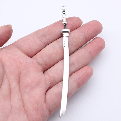 Ciondolo Arma Spada in Lega di Zinco Vintage per Cosplay Anime Accessorio per Creazione Gioielli DIY Argento Antico